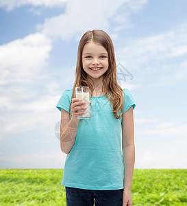 健康美丽的微笑的小女孩带着杯牛奶图片