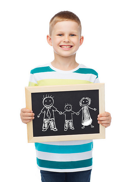 教育,学校广告微笑的小男孩着黑色黑板与家庭绘画图片