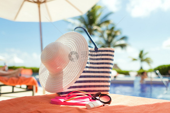 海滩,夏天,假期配件帽子,拖鞋,袋子,防晒霜太阳镜游泳池图片