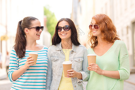 假期,周末,饮料友谊的微笑的十几岁女孩带着咖啡杯街上图片