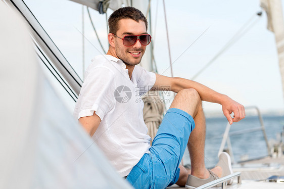 度假,旅行,海洋人的戴太阳镜的人坐游艇甲板上图片