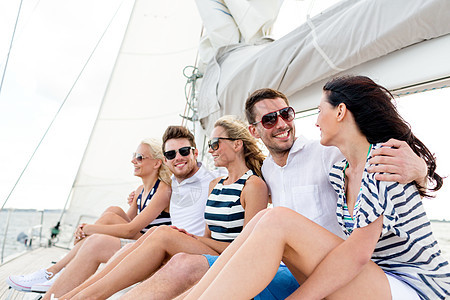 度假,旅行,海洋,友谊人的微笑的朋友坐游艇甲板上图片