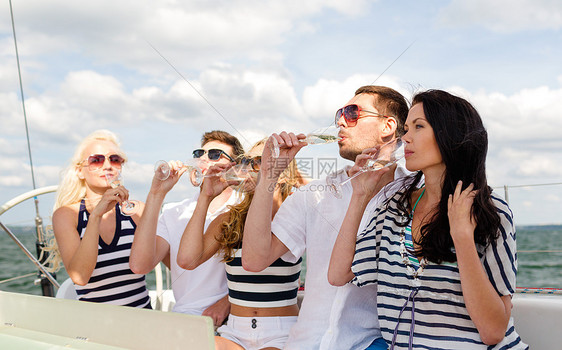 度假,旅行,海洋,友谊人的微笑的朋友带着杯香槟游艇上图片