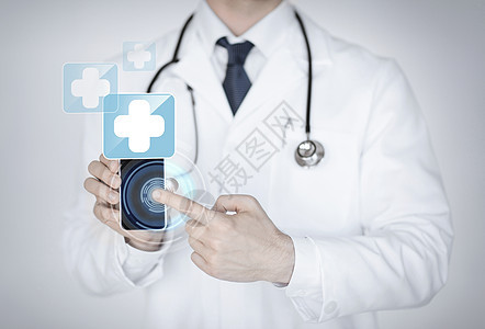 男医生持智能手机与医疗应用程序图片