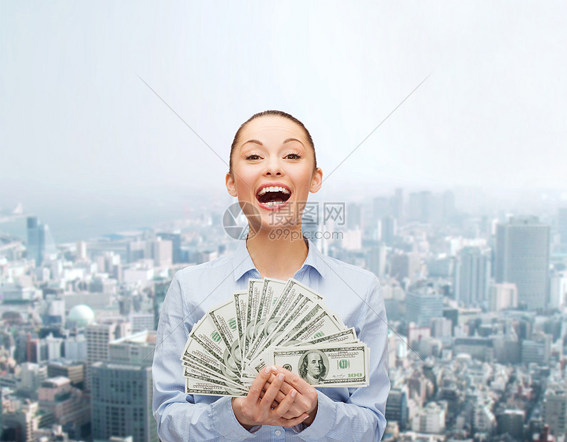 ‘~商业,假日人的笑女商人与美元现金城市景观背景  ~’ 的图片