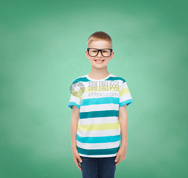 视觉,教育,童学校的微笑的小男孩戴着眼镜绿板背景图片
