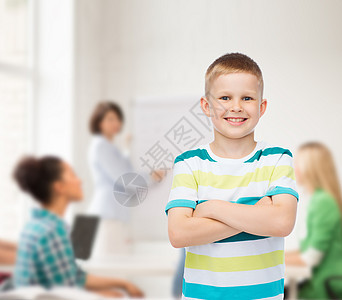 童,学校,教育人的微笑的小男孩穿着休闲服装,交叉手臂超过群学生教室里图片
