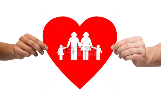 健康,爱,收养关系的特写多种族夫妇的手大红心与家人孩子图片