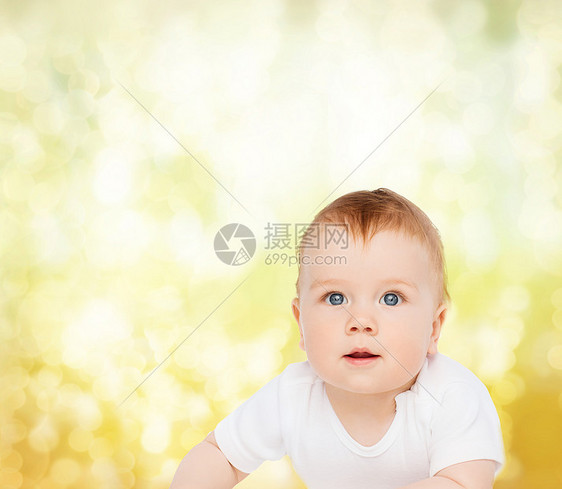 孩子蹒跚学步的微笑的婴儿抬头看图片