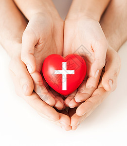 宗教,基督教慈善家庭夫妇手握红心与基督教交叉象征图片