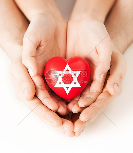 宗教,基督教慈善家庭夫妇双手捧着红色的心与大卫的象征之星图片