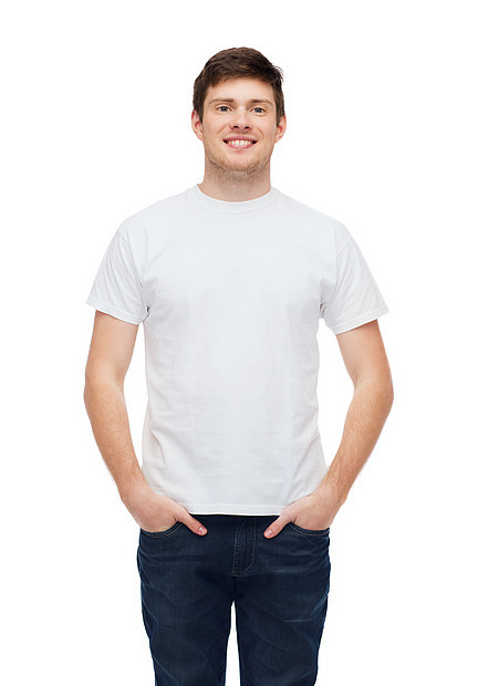 T恤的人们的微笑的轻人穿着空白的白色T恤图片