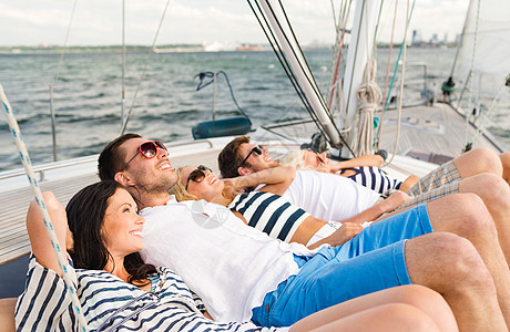 度假,旅行,海洋,友谊人的微笑的朋友躺游艇甲板上图片