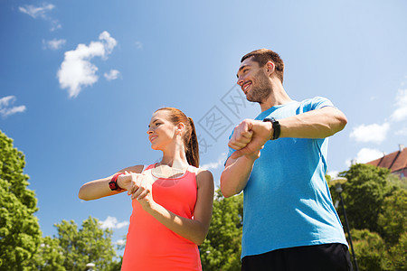 健身,运动,培训,技术生活方式的两个微笑的人与心率手表户外图片