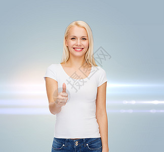 T恤的快乐的人的女人穿着空白的白色T恤,竖大拇指图片