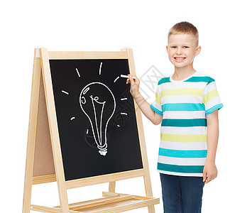 人,童教育微笑的小男孩,灯泡画黑板上的白色背景图片