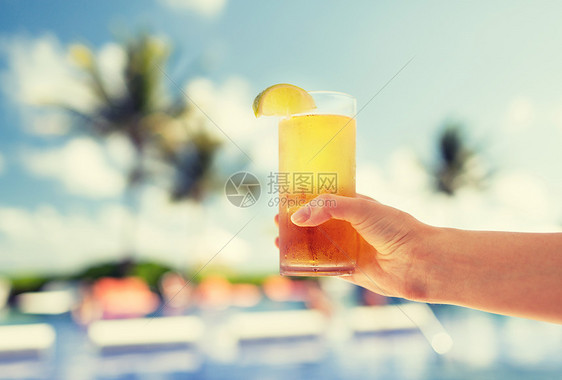 度假,饮料旅游特写女手杯子与鸡尾酒图片