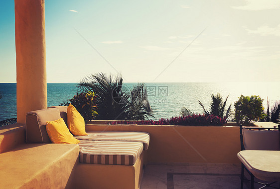 度假,家庭旅游家庭酒店房间的阳台海景图片