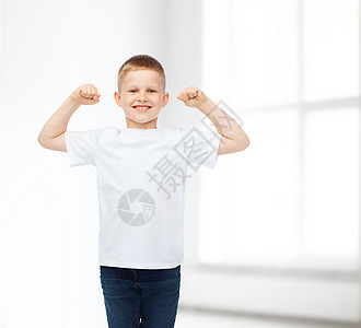 广告,人,手势童的微笑的小男孩穿着白色空白T恤,举手白色的房间背景图片
