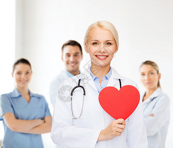 保健医学微笑的女医生与心脏听诊器图片