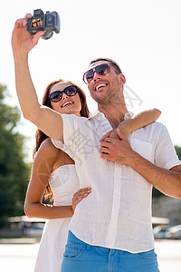 戴花女人爱情,婚礼,夏天,约会人们的微笑的夫妇戴着太阳镜公园用数码相机自拍背景