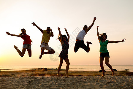 友谊,暑假,假期,聚会人的群微笑的朋友海滩上跳舞跳跃图片
