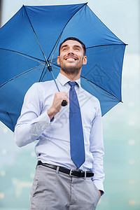 商业,恶劣的天气,人轻的微笑商人与雨伞户外图片