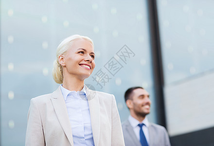 商业,伙伴关系,成功人的密切微笑的商人女商人站办公楼上空图片