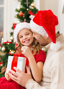 家庭,诞节,幸福人的微笑的父亲女儿诞老人的帽子打开礼品盒图片