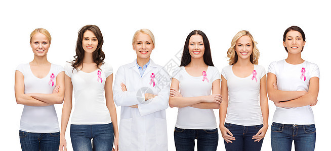 医疗保健医学群微笑的妇女医生穿着空白的T恤,粉红色的乳腺癌意识丝带图片