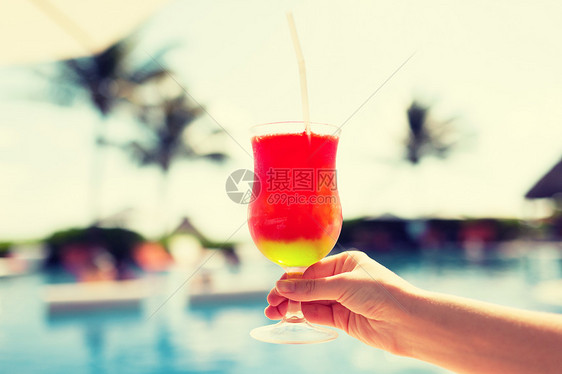 度假,饮料旅游特写女手杯子与鸡尾酒图片
