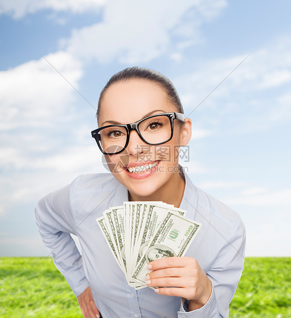 ‘~商业,金钱,自然银行微笑的女商人戴着眼镜,带着美元现金  ~’ 的图片