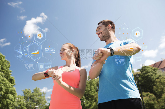 健身,运动,培训,技术生活方式的微笑夫妇与心率手表户外图片
