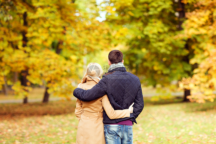 爱,关系,家庭人的夫妇拥抱秋天公园后图片