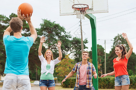 暑假,假期,游戏友谊群微笑的青少户外打篮球图片