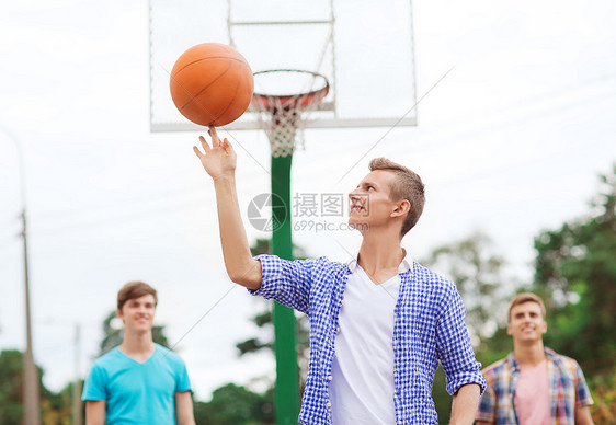 暑假,假期,游戏友谊群微笑的青少户外打篮球图片