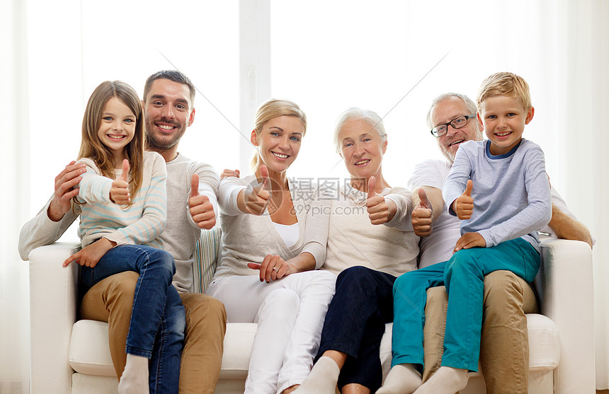 ‘~家庭幸福世代人的幸福的家庭坐沙发上,家里竖大拇指  ~’ 的图片