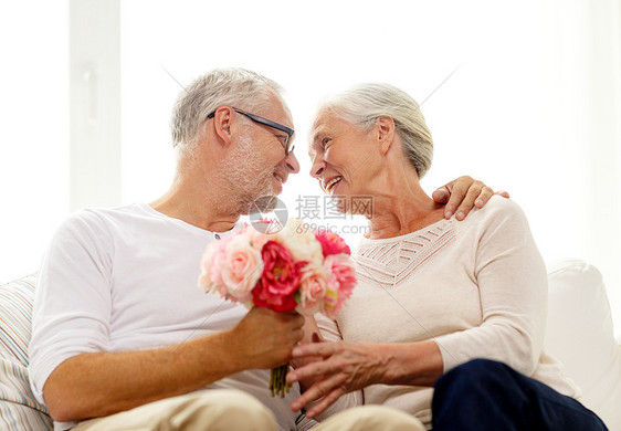 家庭,假期,龄人的幸福的老夫妇家里花图片