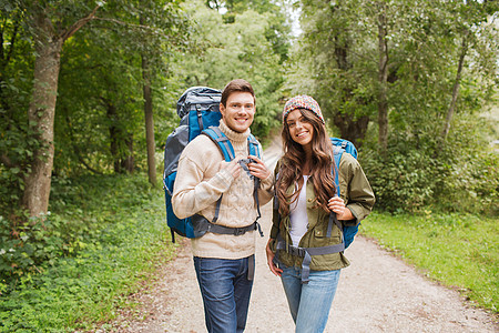 冒险,旅行,旅游,徒步旅行人们的微笑夫妇与背包户外图片