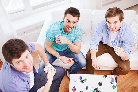 家庭,休闲,游戏,友谊,赌乐三个微笑的男朋友家里打牌图片