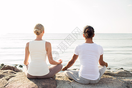 健身,运动,人生活方式的夫妇瑜伽练坐码头户外后图片