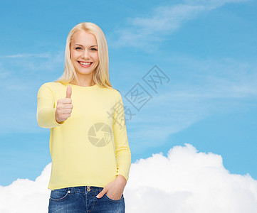 幸福,手势人的微笑的轻女人穿着休闲服,竖大拇指图片