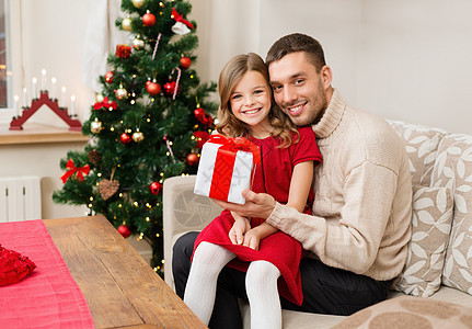 家庭,诞节,冬天,幸福人的微笑的父亲女儿着礼品盒图片