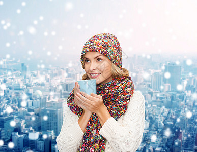 幸福,寒假,诞节,饮料人们的微笑的轻女人穿着温暖的衣服,杯子雪城的背景下图片