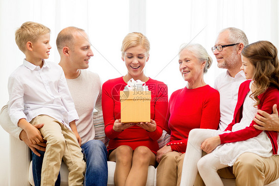 家庭,假期,代,诞节人们的微笑的家庭与礼品盒坐沙发上家图片