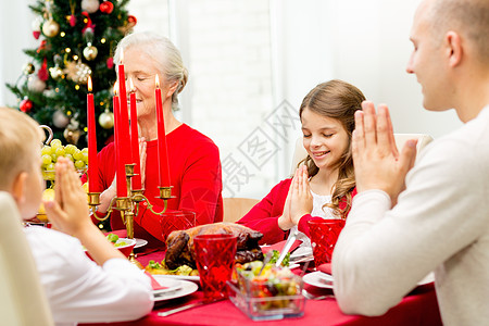 家庭,节日,世代,诞节人们的微笑的家庭家里吃晚饭祈祷图片