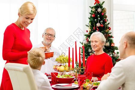 家庭,假期,世代,诞节人们的微笑的家庭家里吃晚饭图片