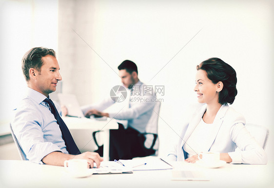 微笑的女商人商人办公室讨论些事情图片