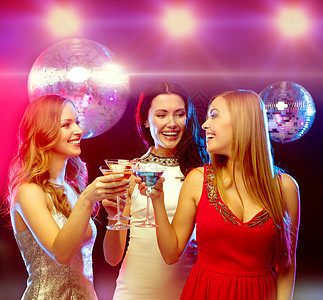 新,庆祝,朋友,单身派,生日三个女人穿着晚礼服,带鸡尾酒迪斯科舞会图片
