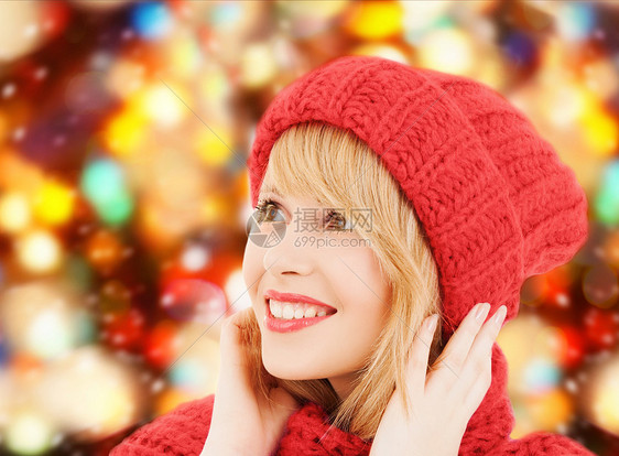 幸福,寒假,诞节人们的微笑的轻女人戴着帽子围巾红灯的背景下图片